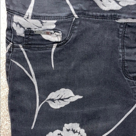 Coco + Carmen Black and Gray Skinny Jeans with Elegant Design - Picture 3 of 4